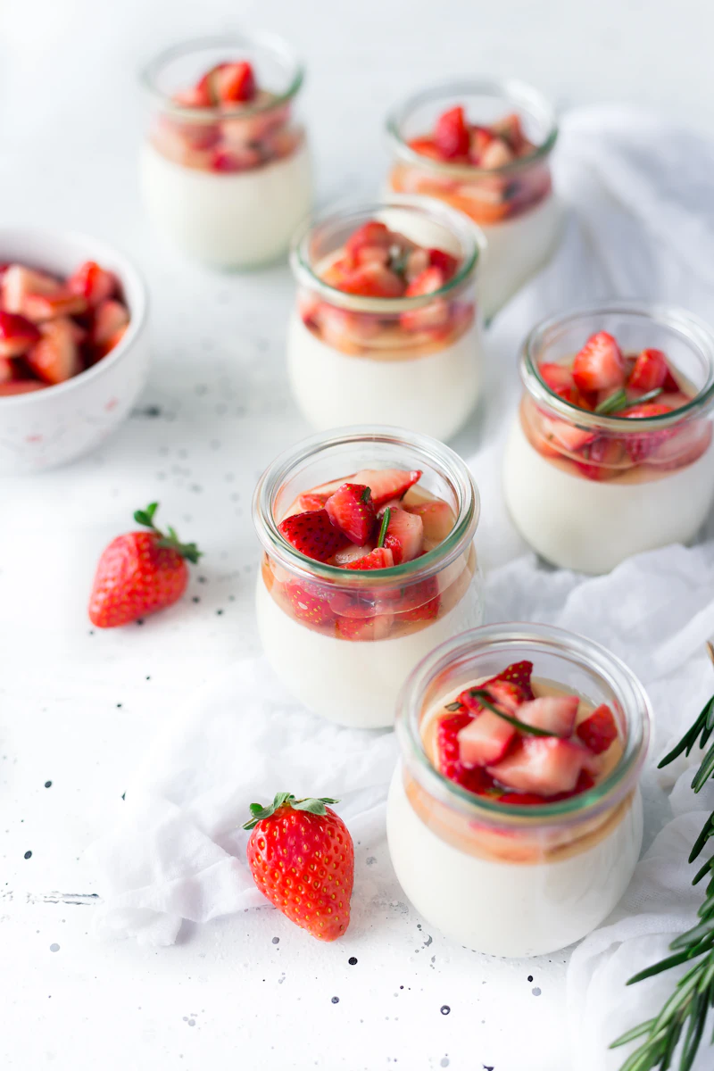 Dessert premium dengan dekorasi elegan